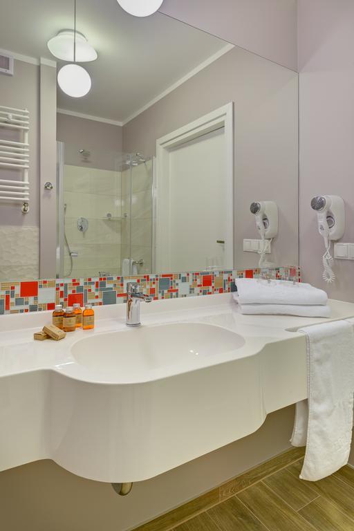 Hotel & Spa Trzy Wyspy ชวีโนวิชแจ ภายนอก รูปภาพ